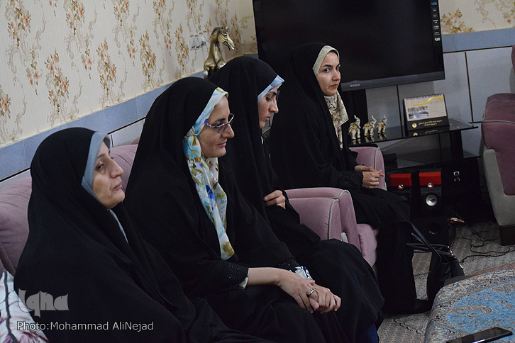 دیدار جمعی از هنرمندان با شهید زنده لرستان دیدار جمعی از هنرمندان با شهید زنده لرستان
