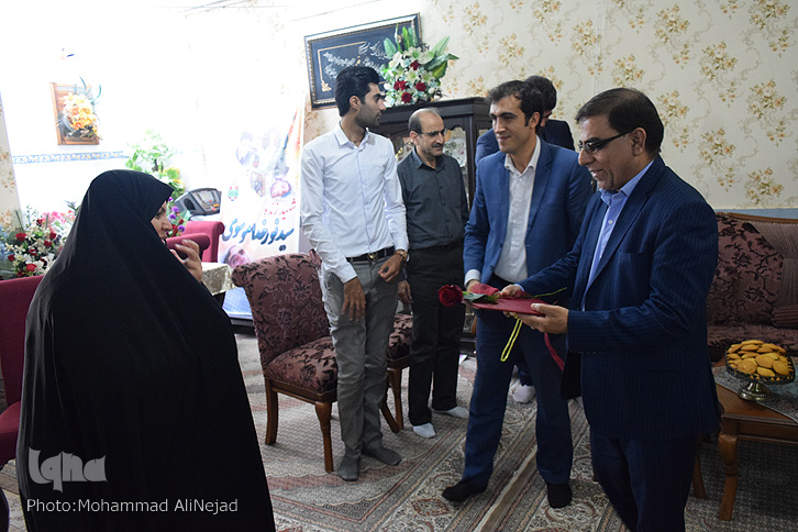 دیدار جمعی از هنرمندان با شهید زنده لرستان دیدار جمعی از هنرمندان با شهید زنده لرستان