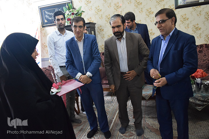 دیدار جمعی از هنرمندان با شهید زنده لرستان دیدار جمعی از هنرمندان با شهید زنده لرستان