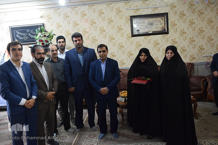 دیدار جمعی از هنرمندان با شهید زنده لرستان دیدار جمعی از هنرمندان با شهید زنده لرستان