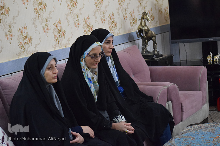 دیدار جمعی از هنرمندان با شهید زنده لرستان دیدار جمعی از هنرمندان با شهید زنده لرستان