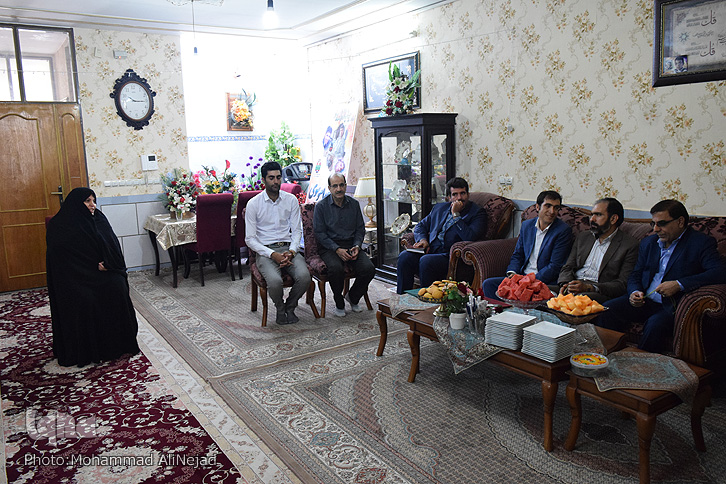 دیدار جمعی از هنرمندان با شهید زنده لرستان دیدار جمعی از هنرمندان با شهید زنده لرستان