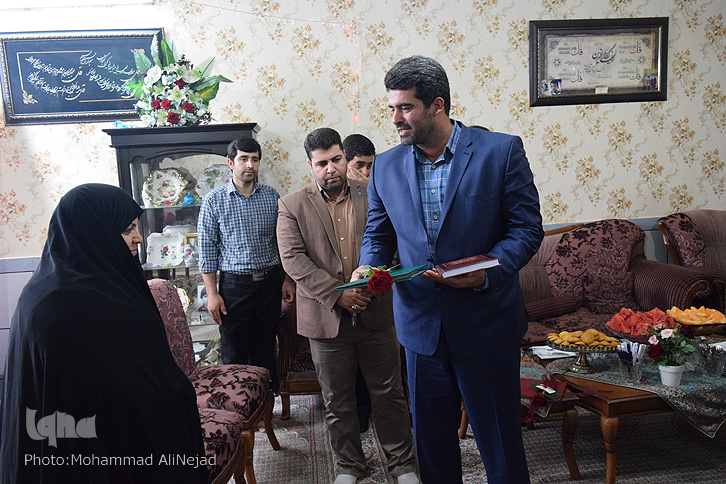 دیدار مسئول سازمان بسیج هنرمندان و سرپرست آموزش و پرورش لرستان با شهید زنده لرستانی دیدار مسئول سازمان بسیج هنرمندان و سرپرست آموزش و پرورش لرستان با شهید زنده لرستانی