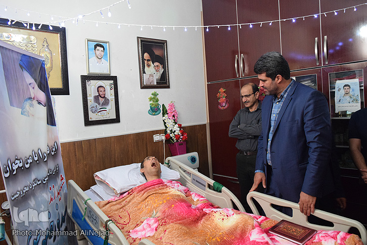 دیدار مسئول سازمان بسیج هنرمندان و سرپرست آموزش و پرورش لرستان با شهید زنده لرستانی دیدار مسئول سازمان بسیج هنرمندان و سرپرست آموزش و پرورش لرستان با شهید زنده لرستانی