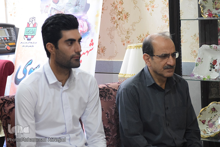 دیدار مسئول سازمان بسیج هنرمندان و سرپرست آموزش و پرورش لرستان با شهید زنده لرستانی دیدار مسئول سازمان بسیج هنرمندان و سرپرست آموزش و پرورش لرستان با شهید زنده لرستانی