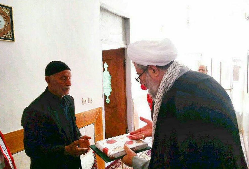 دیدار جمعی از مسئولان الیگودرز با خانواده شهید علی محمودی