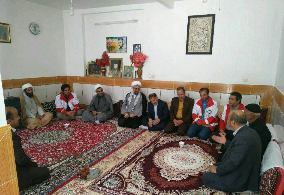 دیدار جمعی از مسئولان الیگودرز با خانواده شهید علی محمودی