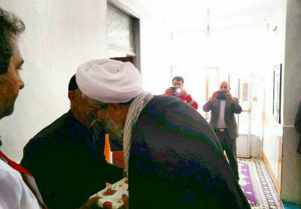 دیدار جمعی از مسئولان الیگودرز با خانواده شهید علی محمودی