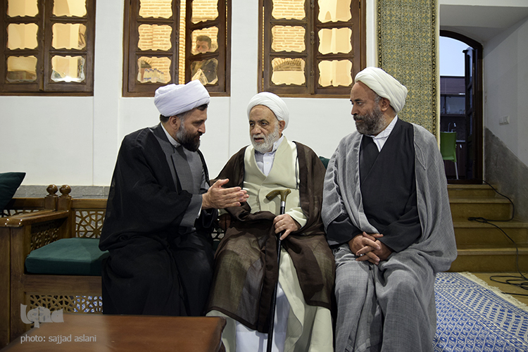 گردهمایی مفسران قرآن و نهج البلاغه با حضور حاج آقا قرایتی و امام جمعه ی اصفهان در روز 3شنبه در حسینیه ی دیانی برگزار شد