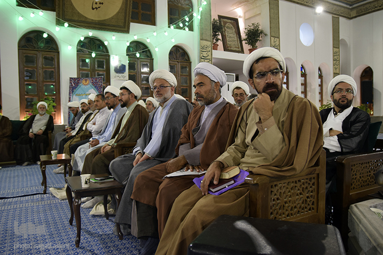 گردهمایی مفسران قرآن و نهج البلاغه با حضور حاج آقا قرایتی و امام جمعه ی اصفهان در روز 3شنبه در حسینیه ی دیانی برگزار شد