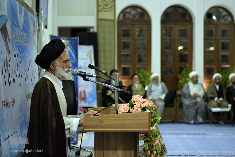 گردهمایی مفسران قرآن و نهج البلاغه با حضور حاج آقا قرایتی و امام جمعه ی اصفهان در روز 3شنبه در حسینیه ی دیانی برگزار شد