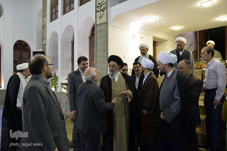 گردهمایی مفسران قرآن و نهج البلاغه با حضور حاج آقا قرایتی و امام جمعه ی اصفهان در روز 3شنبه در حسینیه ی دیانی برگزار شد