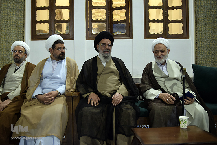 گردهمایی مفسران قرآن و نهج البلاغه با حضور حاج آقا قرایتی و امام جمعه ی اصفهان در روز 3شنبه در حسینیه ی دیانی برگزار شد