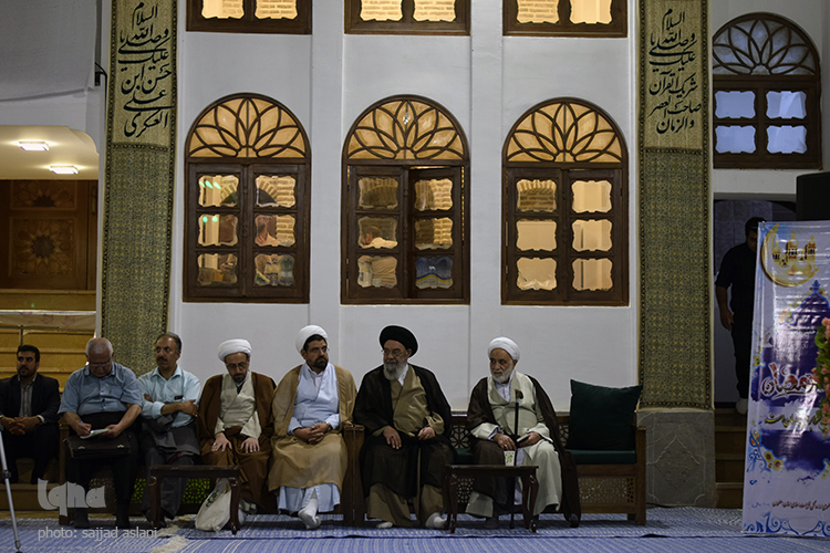 گردهمایی مفسران قرآن و نهج البلاغه با حضور حاج آقا قرایتی و امام جمعه ی اصفهان در روز 3شنبه در حسینیه ی دیانی برگزار شد