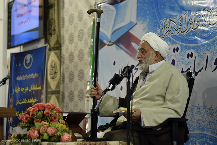گردهمایی مفسران قرآن و نهج البلاغه با حضور حاج آقا قرایتی و امام جمعه ی اصفهان در روز 3شنبه در حسینیه ی دیانی برگزار شد