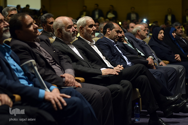 بزرگداشت معلیمین منتخب استان با حضور استاندار اصفهان و رییس امور بین الممل وزارت  در سالن همایش های سیتی سنتر اصفهان در روز 5 شنبه 20/2 برگزار شد