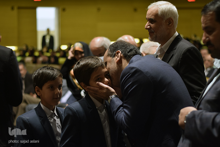 بزرگداشت معلیمین منتخب استان با حضور استاندار اصفهان و رییس امور بین الممل وزارت  در سالن همایش های سیتی سنتر اصفهان در روز 5 شنبه 20/2 برگزار شد