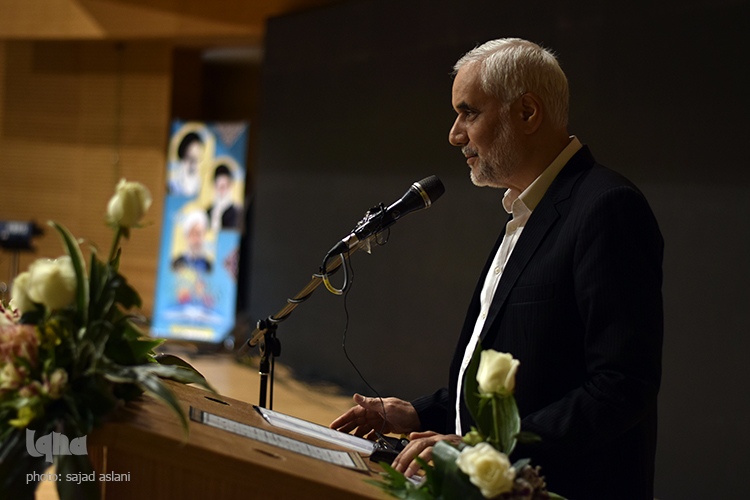 بزرگداشت معلیمین منتخب استان با حضور استاندار اصفهان و رییس امور بین الممل وزارت  در سالن همایش های سیتی سنتر اصفهان در روز 5 شنبه 20/2 برگزار شد