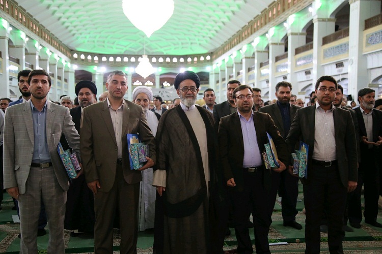 تجلیل از معلمان حافظ کل قرآن در نماز جمعه تبریز تجلیل از معلمان حافظ کل قرآن در نماز جمعه تبریز