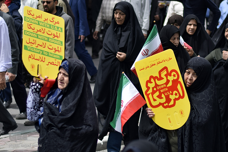تظاهرات مردمی ضد استکباری و محکومیت عهد شکنی دولت مستکبر آمریکا با حضور گستره ی مردم بعد از نماز جمعه روبروی مصلی بزرگ اصفهان برگزار شد