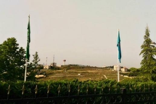 اهتزاز پرچم آستان&zwnj;های حرم حضرت معصومه(س) و مسجد جمکران در لبنان