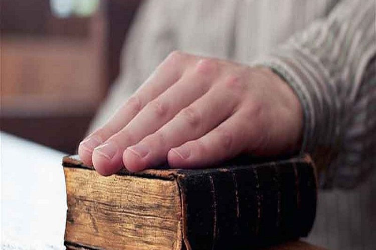 عزل مسئول به&zwnj;خاطر عمل نکردن به قرآن