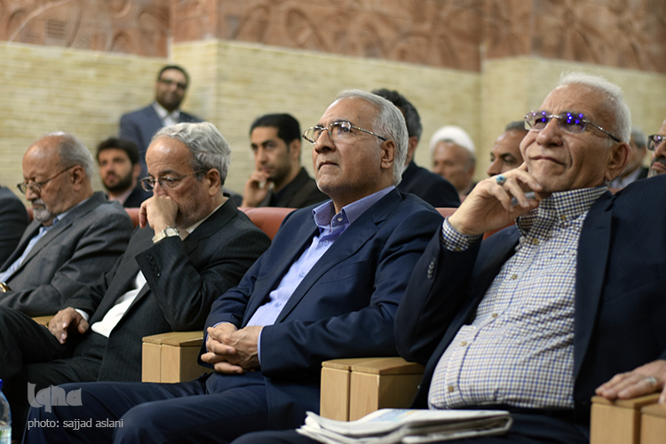 رونمایی از کتاب اصفهان و انقلاب رونمایی از کتاب اصفهان و انقلاب