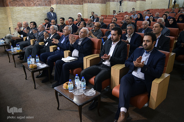 رونمایی از کتاب اصفهان و انقلاب رونمایی از کتاب اصفهان و انقلاب