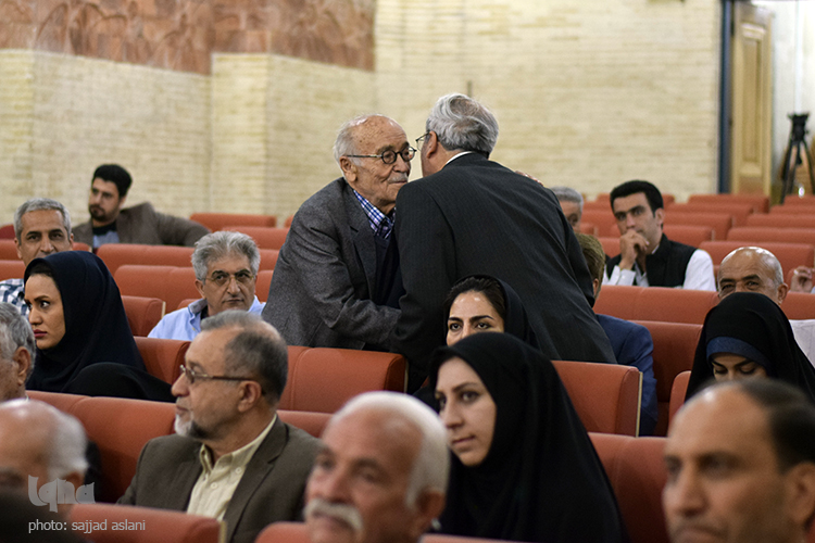رونمایی از کتاب اصفهان و انقلاب رونمایی از کتاب اصفهان و انقلاب