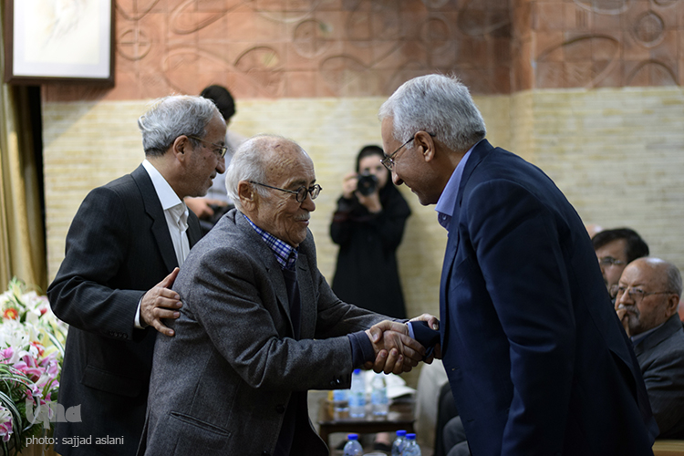 رونمایی از کتاب اصفهان و انقلاب رونمایی از کتاب اصفهان و انقلاب