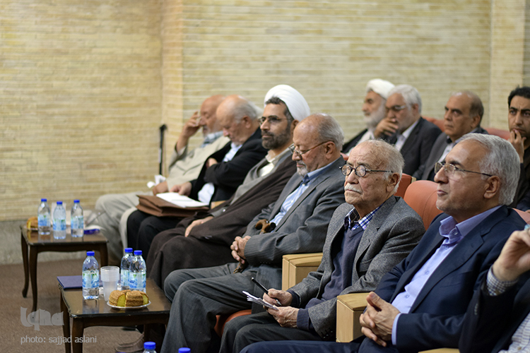 رونمایی از کتاب اصفهان و انقلاب رونمایی از کتاب اصفهان و انقلاب