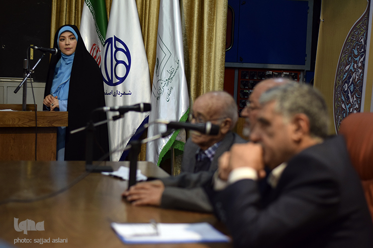 رونمایی از کتاب اصفهان و انقلاب رونمایی از کتاب اصفهان و انقلاب