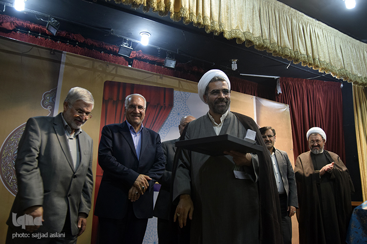 رونمایی از کتاب اصفهان و انقلاب رونمایی از کتاب اصفهان و انقلاب