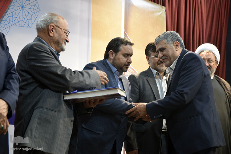 رونمایی از کتاب اصفهان و انقلاب رونمایی از کتاب اصفهان و انقلاب