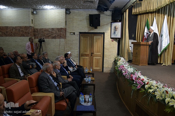 تاریخ نگاری توام با رویکرد رجالی باشد