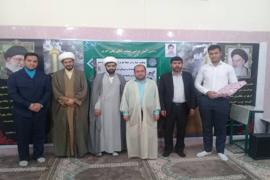 دانش&zwnj;آموز کارونی موفق به حفظ کل قرآن در کمتر از یکسال شد