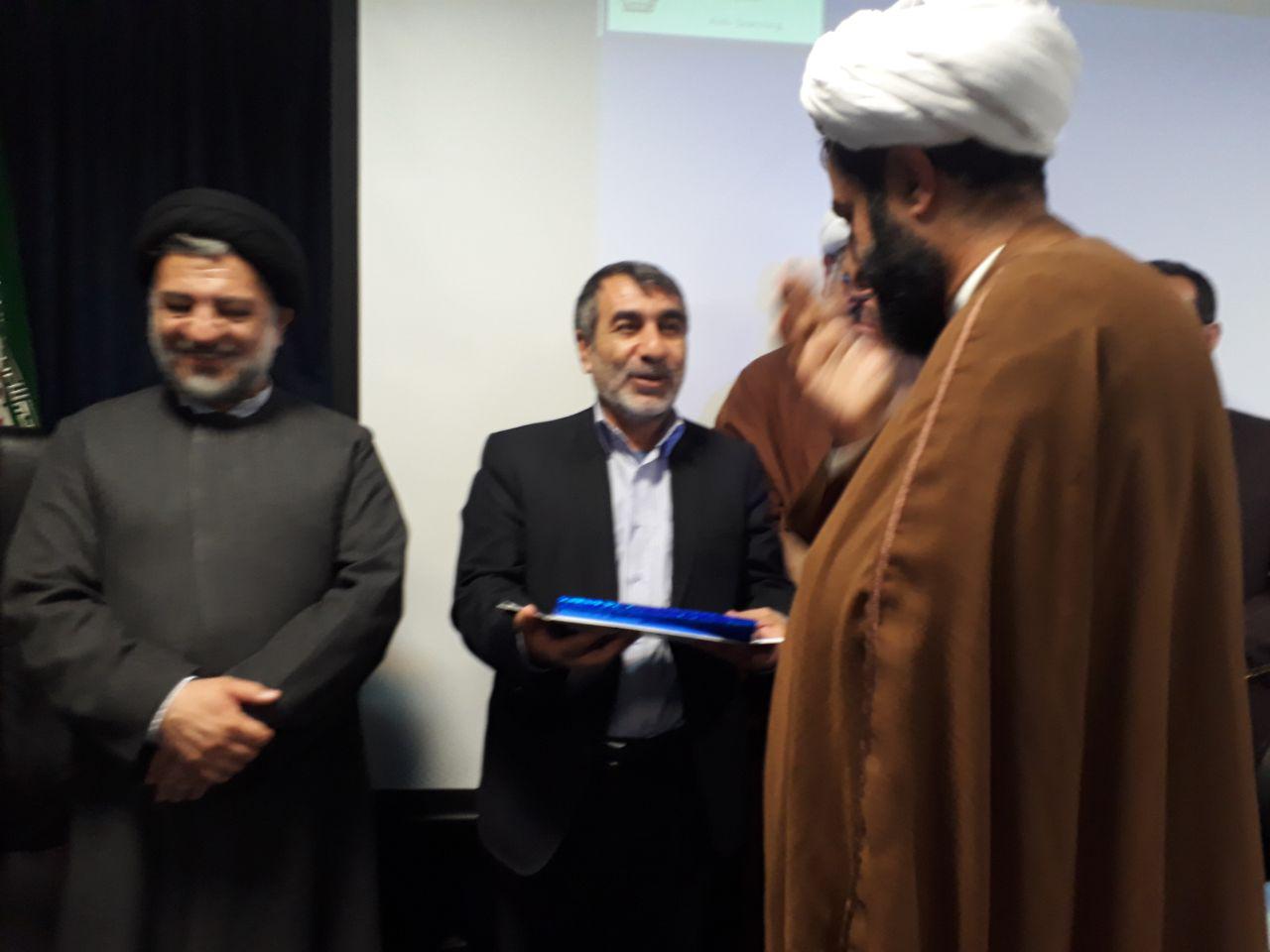 تجلیل از خانواده شهدای قرآنی در همایش ملی &laquo;قرآن و حقوق&raquo;