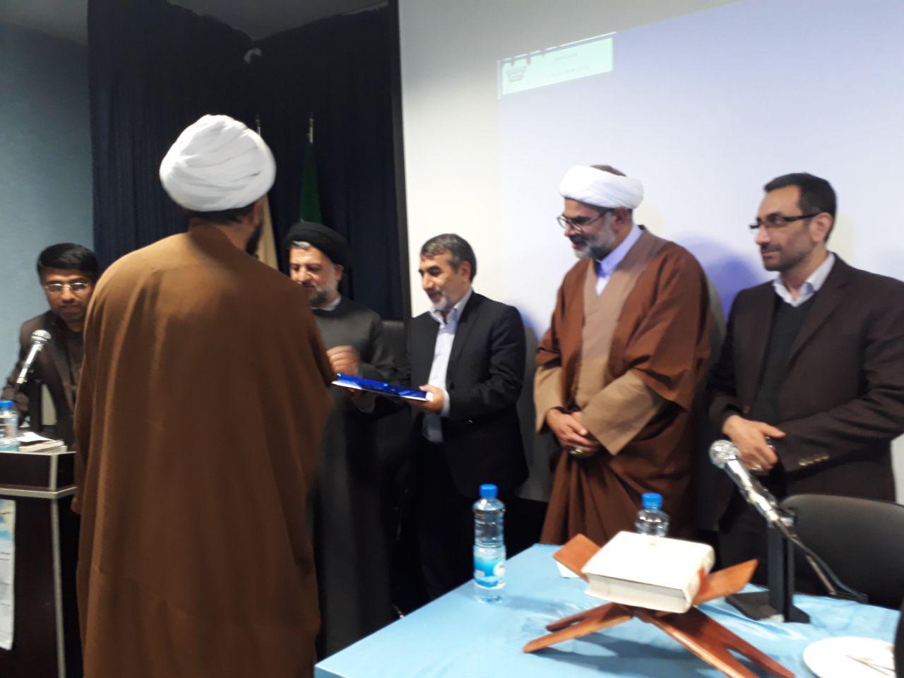 تجلیل از خانواده شهدای قرآنی در همایش ملی &laquo;قرآن و حقوق&raquo;