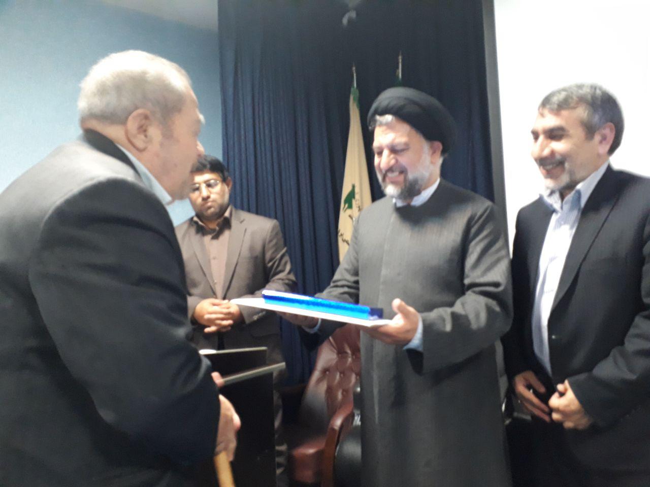 تجلیل از خانواده شهدای قرآنی در همایش ملی &laquo;قرآن و حقوق&raquo;