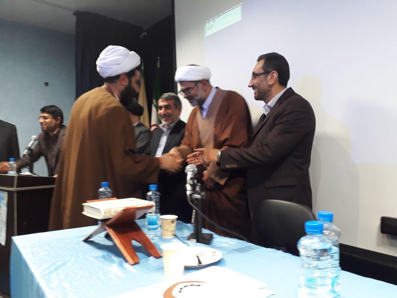 تجلیل از خانواده شهدای قرآنی در همایش ملی &laquo;قرآن و حقوق&raquo;