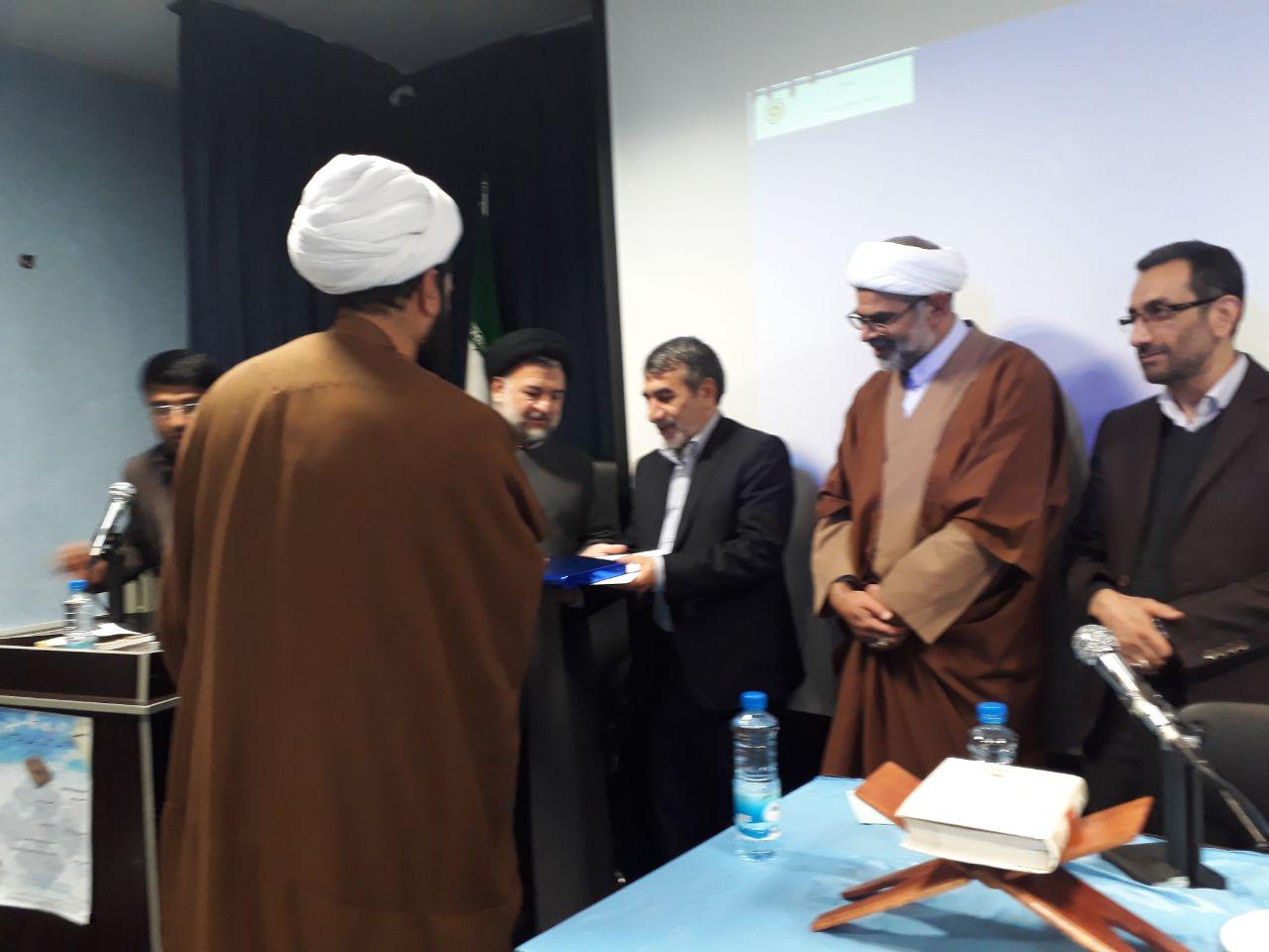 تجلیل از خانواده شهدای قرآنی در همایش ملی &laquo;قرآن و حقوق&raquo;