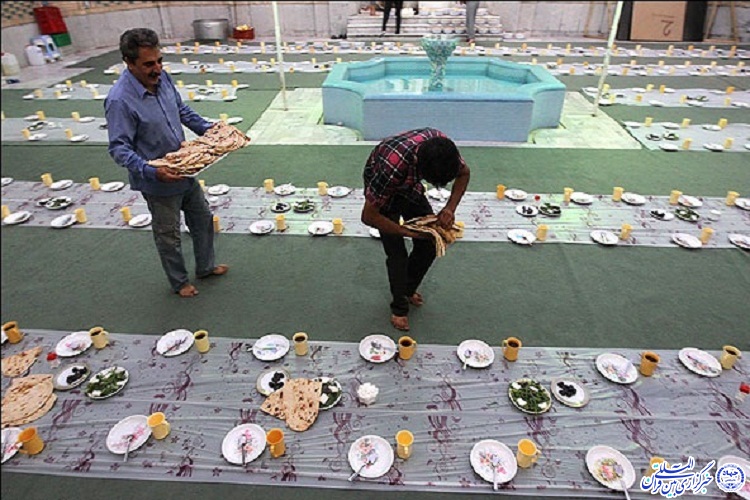 روزه داران کاشمری؛ پای سفره های افطاری ساده امامزادگان