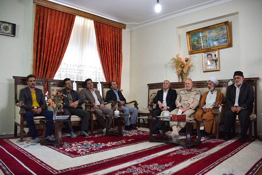 شهیدان، چشم و چراغ این مملکت هستند شهیدان، چشم و چراغ این مملکت هستند