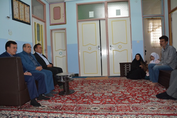 دیدار مدیرکل تعاون لرستان با خانواده شهدای کارگر