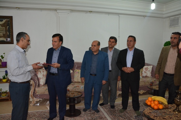 دیدار مدیرکل تعاون لرستان با خانواده شهدای کارگر