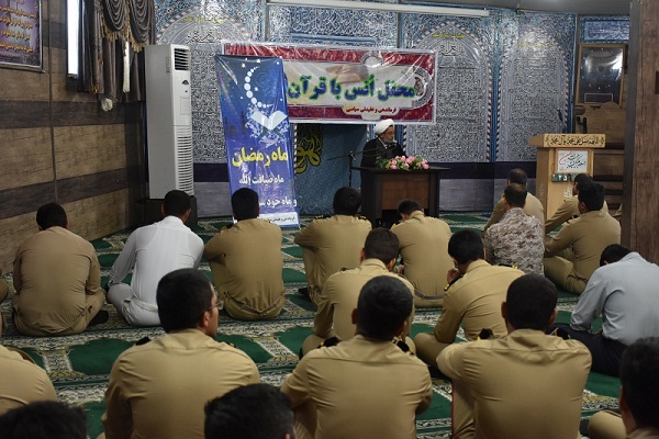 محفل انس با قرآن در ناوگان جنوب نداجا برپا شد محفل انس با قرآن در ناوگان جنوب نداجا برپا شد