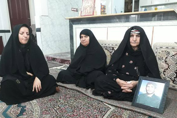 گزارش تصویری دیدار کارکنان اداره&zwnj;کل حفظ آثار دفاع مقدس لرستان با مادر شهید زاهدالدین خیرالهی