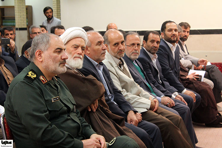 دیدار شاعران و مداحان بسیجی با نماینده ولی فقیه در همدان
