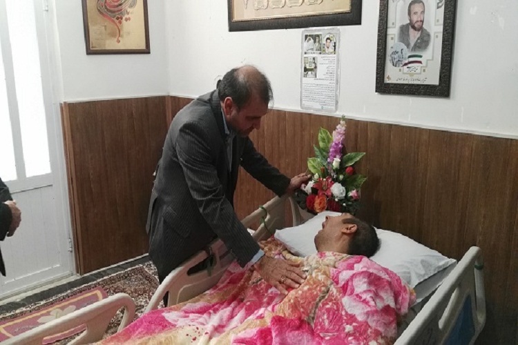 دیدار مدیرکل آموزش و پرورش لرستان با شهید زنده لرستانی