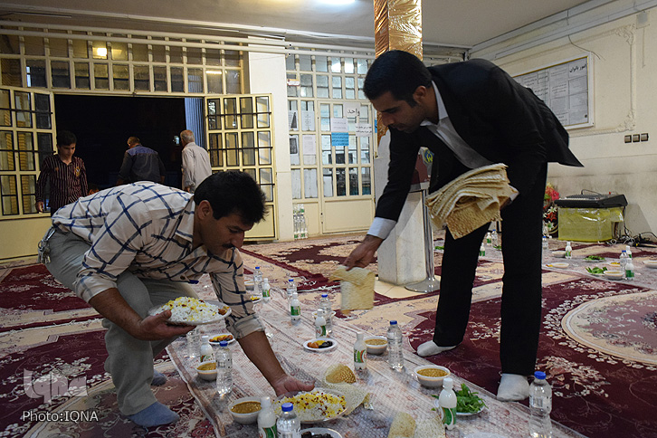 گزارش تصویری صیافت افطار آموزش و پرورش ناحیه یک خرمآباد گزارش تصویری صیافت افطار آموزش و پرورش ناحیه یک خرمآباد